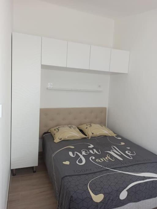 Maison, Rue Calme Dans Village Saint-Mitre-les-Remparts エクステリア 写真